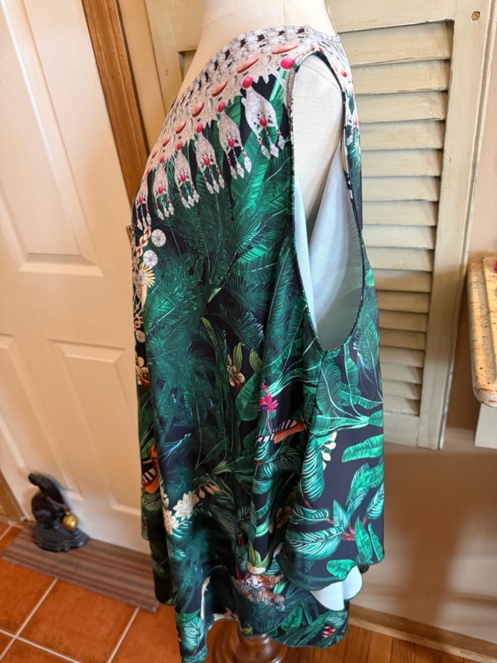 Beautiful Women’s Green Tropical Print V‑Neck Tunic - Picture 5 of 7